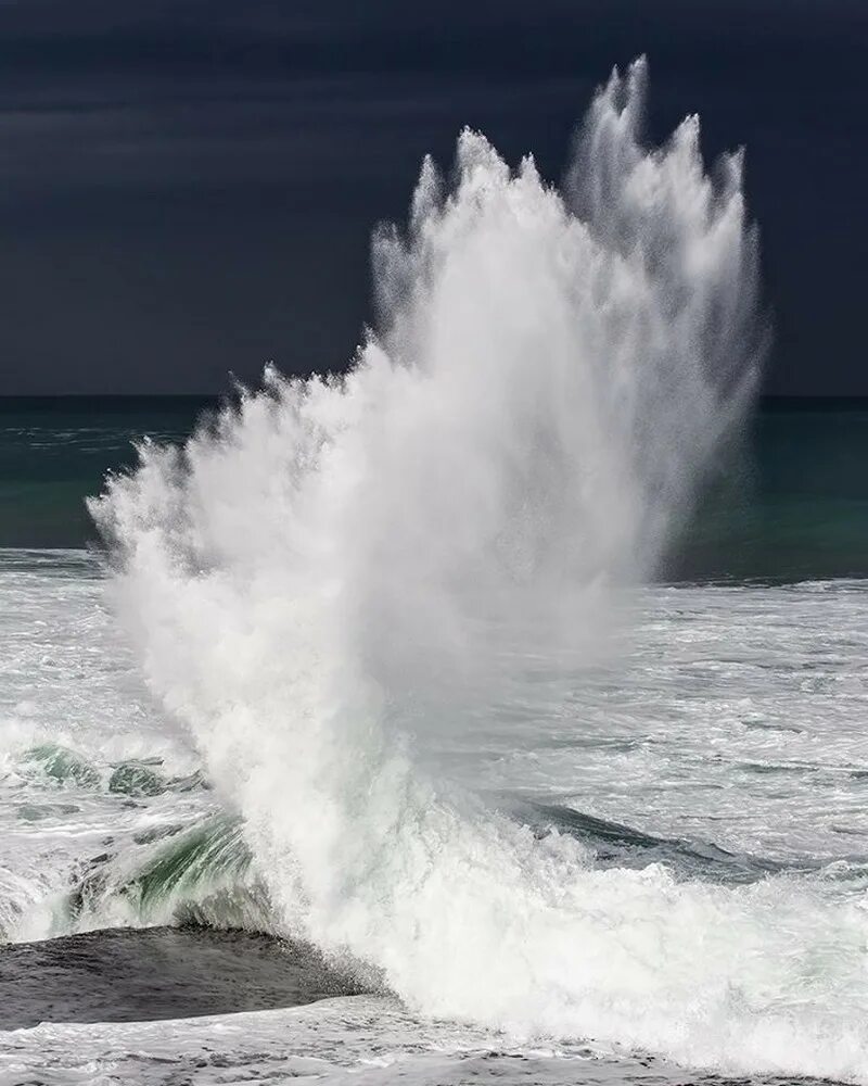 Океанская волна Мэтт Берджесс. Белая волна. Красота воды. Удивительная красота воды. Пенные гребни волн