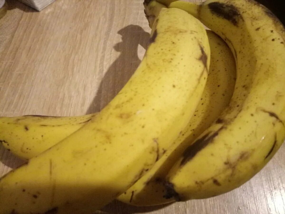 Ел кожуру бананов. Сорта бананов разрезанные. Разрезанный банан с кожурой. Шкурка банана. Бананы с кожурой ешь.