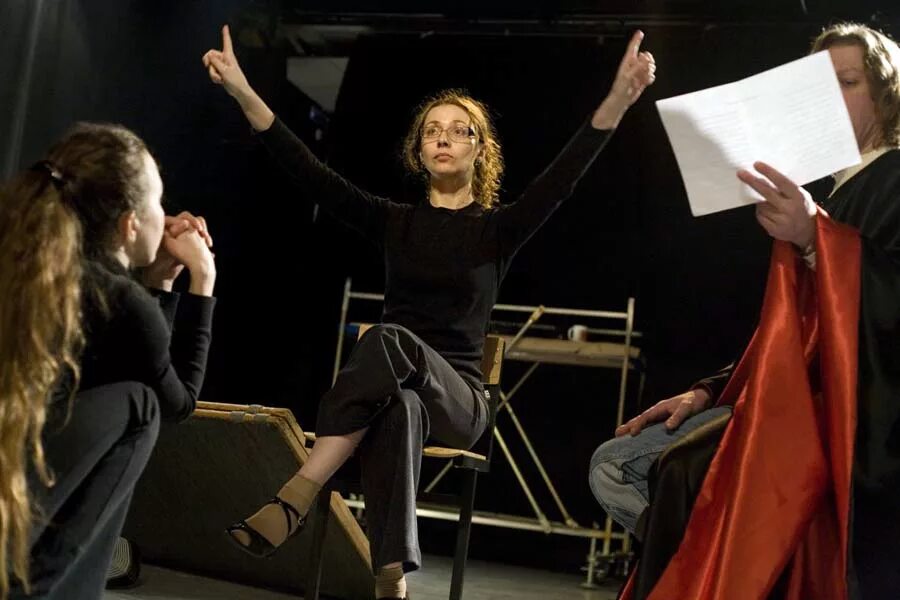 Режиссура театра. Сын бутусов рамт. Постановка спектакля репетиция. Тамбовский молодежный театр беляев. Талант режиссера репетиция пьесы сценическое искусство.