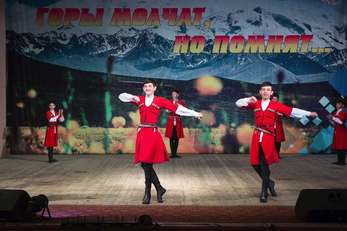 Открытки с днем возрождения балкарского народа. С праздником Возрождения карачаевского народа. Черкесск день Возрождения карачаевского народа. 3 Мая день Возрождения карачаевцев. Возрождение балкарского народа.