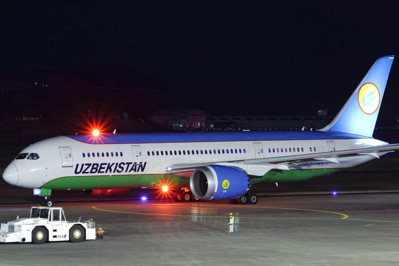 Uzbekistan airways рейсы. Боинг 787 Uzbekistan Airways. Боинг 787-900 Дримлайнер Uzbekistan Airways. Боинг 787-8 узбекские авиалинии. Боинг 787 8 Узбекистан Эйрвейз.