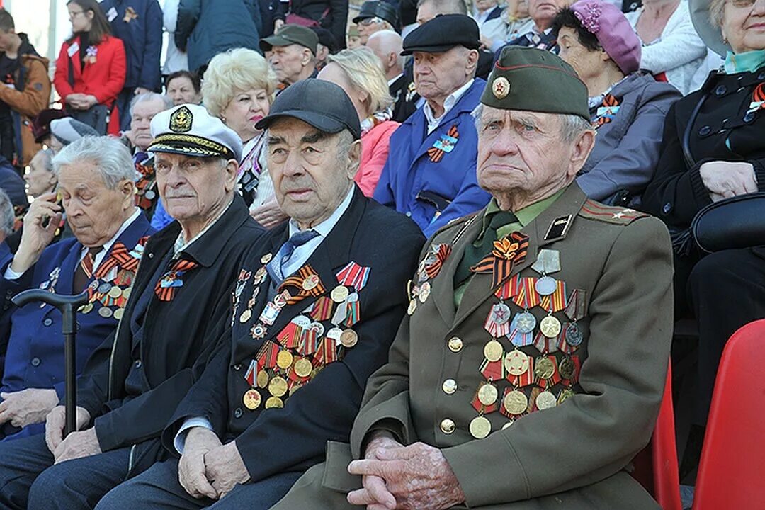 Шторм z ветераны. Ветераны на параде Победы. Ветераны на параде 9 мая. Хабаровск парад Победы ветераны.