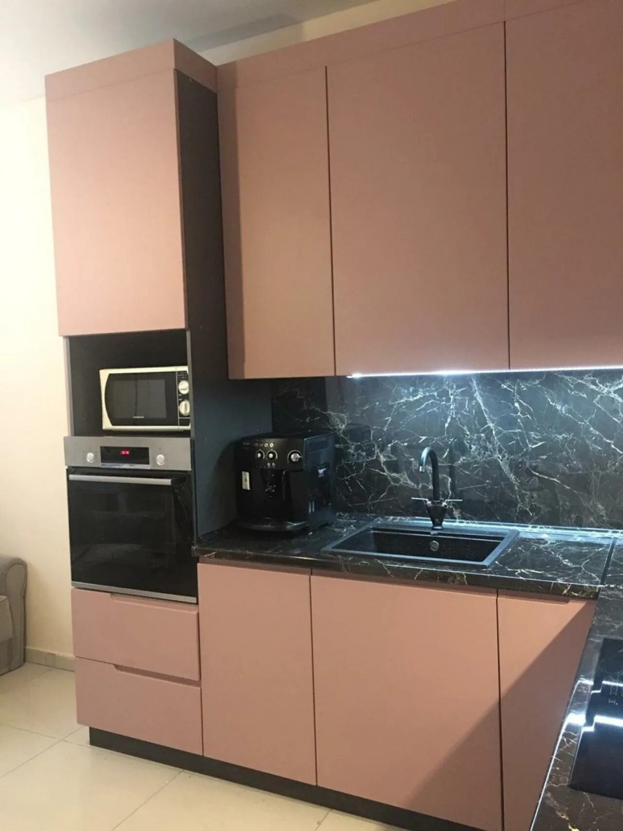 кухня с фасадами вельвет. бархатная кухня. кухни велюр. фасады вельвет кухонные. фасад кухни под бархат.