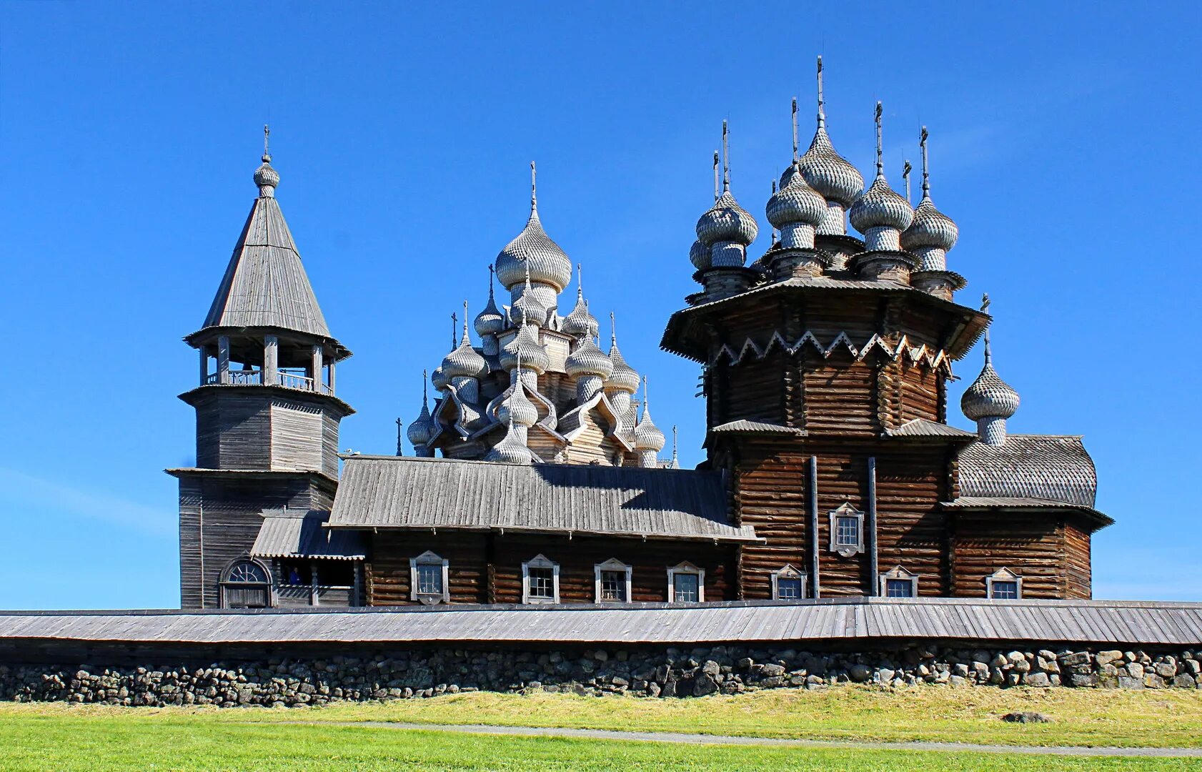 Кижи где находится в какой. Кижский погост кижи. архитектурный ансамбль кижи. архитектурный ансамбль кижского погоста. архитектурный ансамбль спасо кижского погоста республика карелия.
