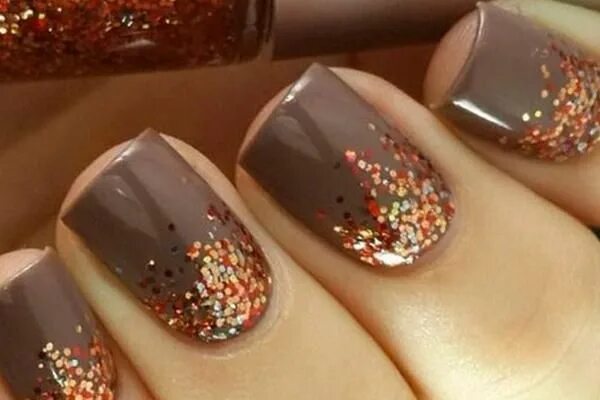 Блестящий маникюр в коричневом цвете с новогодними рисунками.
