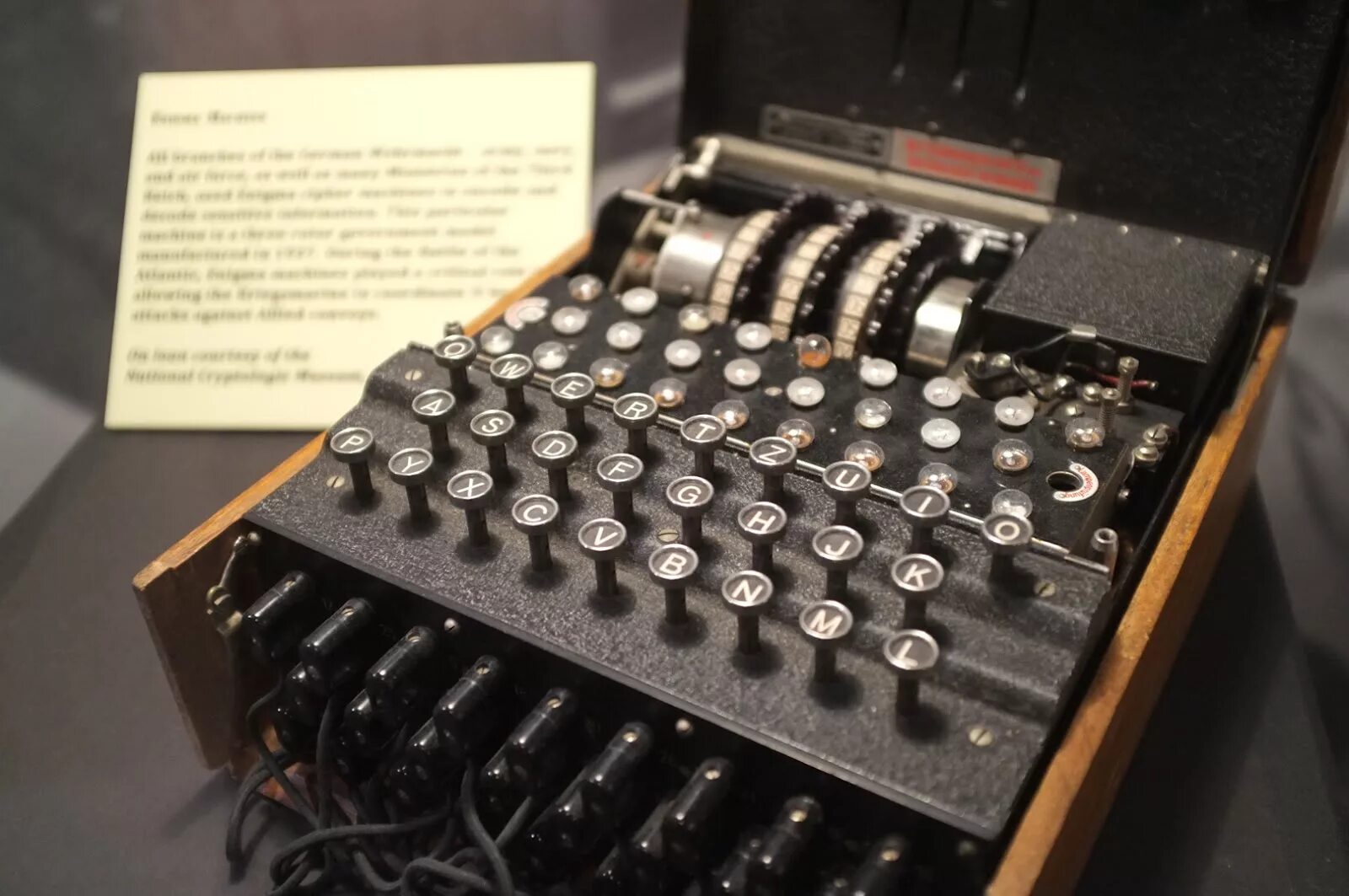 Энигма enigma. Шифровая машина энигма. немецкая машина энигма. немецкий шифратор энигма. enigma шифровальная машинка.