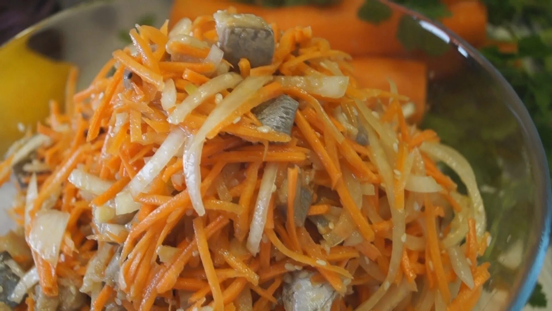 Щука по корейски с морковью. Корейская закуска (сельдь с морковью по корейски) 400г. Салат с рыбой и морковью с луком. Хе из рыбы с морковью. Салат из моркови и селедки.