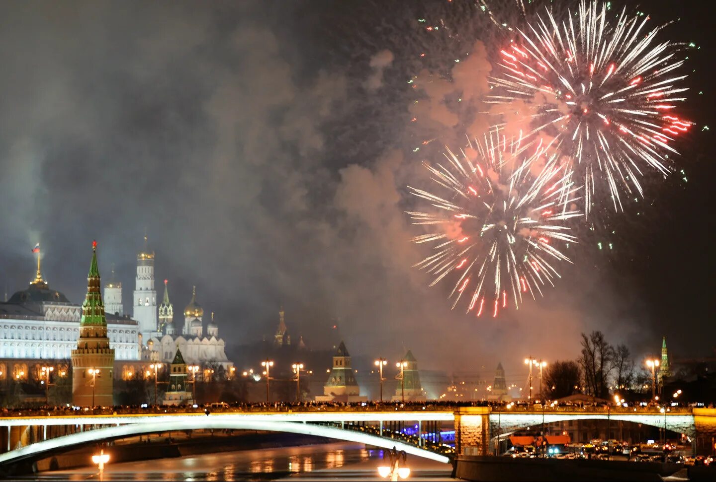 Салюты новой москвы. Большой москворецкий мост салют. Салют "красная площадь". Салюты новой москвы. Москва салют день.