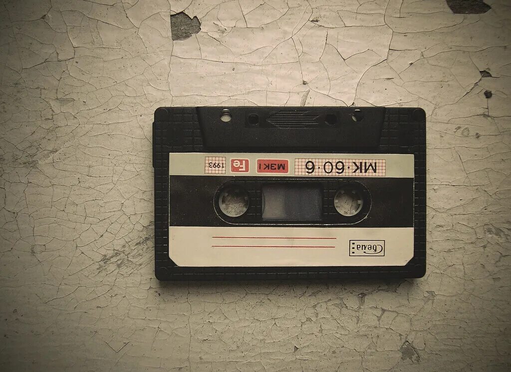 Черная белая кассета. Ретро кассета. Кассета для магнитофона. Аудиокассеты ретро. Старые аудиокассеты.