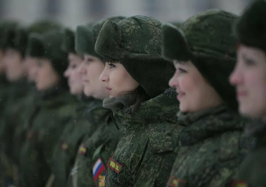 Сколько женщин служит. Женщины вс РФ. Женщины солдаты России. Женщины в армии РФ. Женщины военнослужащие вс РФ.