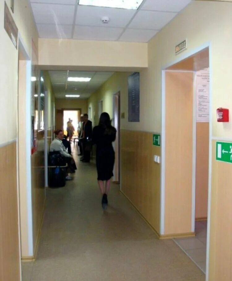 Областная клиническая наркологическая больница Челябинск. Коридор с кабинетами в больнице. Дверь кабинета больницы. Больница кабинет. Областная больница челябинск отзывы