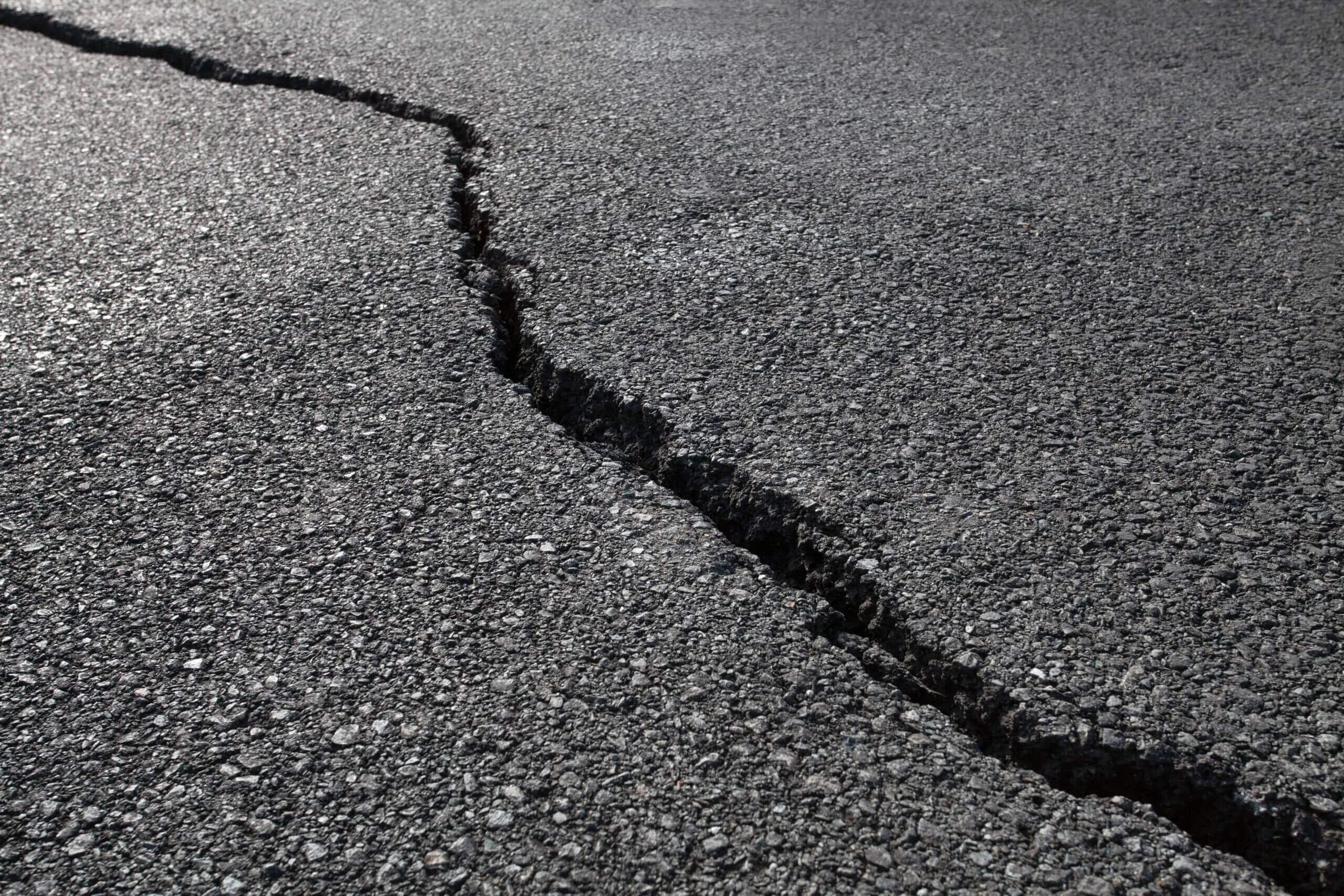 Broken streets. Трещины на асфальте. Трещины асфальтобетонного покрытия. Расколотый асфальт. Разрушенный асфальт.