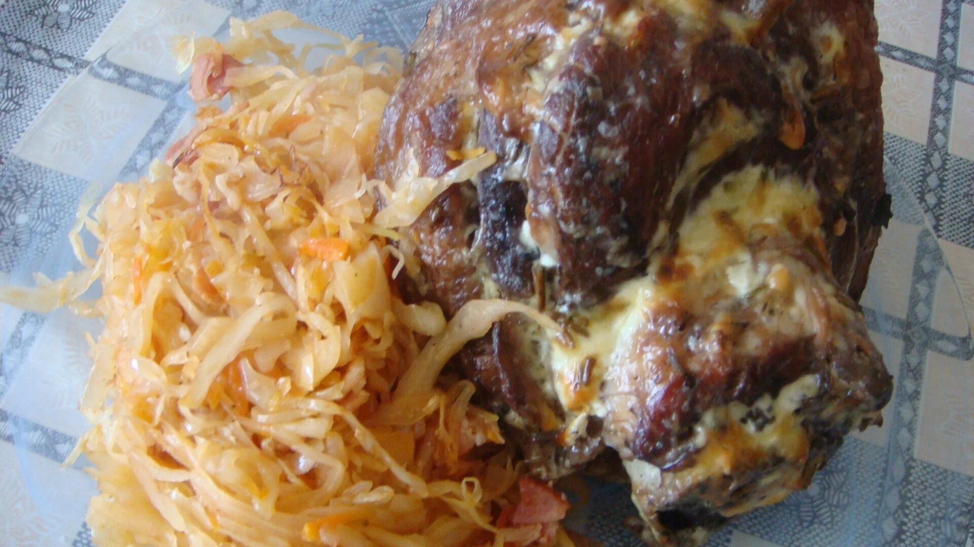 Тушеная квашеная капуста. Рулька с квашеной капустой. Sauerkraut немецкая тушеная капуста. Квашеная капуста по баварски.