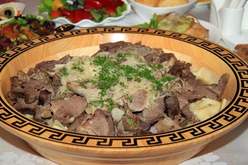 Национальная кухня башкир бешбармак. Башкирское национальное блюдо бешбармак. Бешбармак киргизский. Казахская кухня бешбармак. Бишпаршмак.
