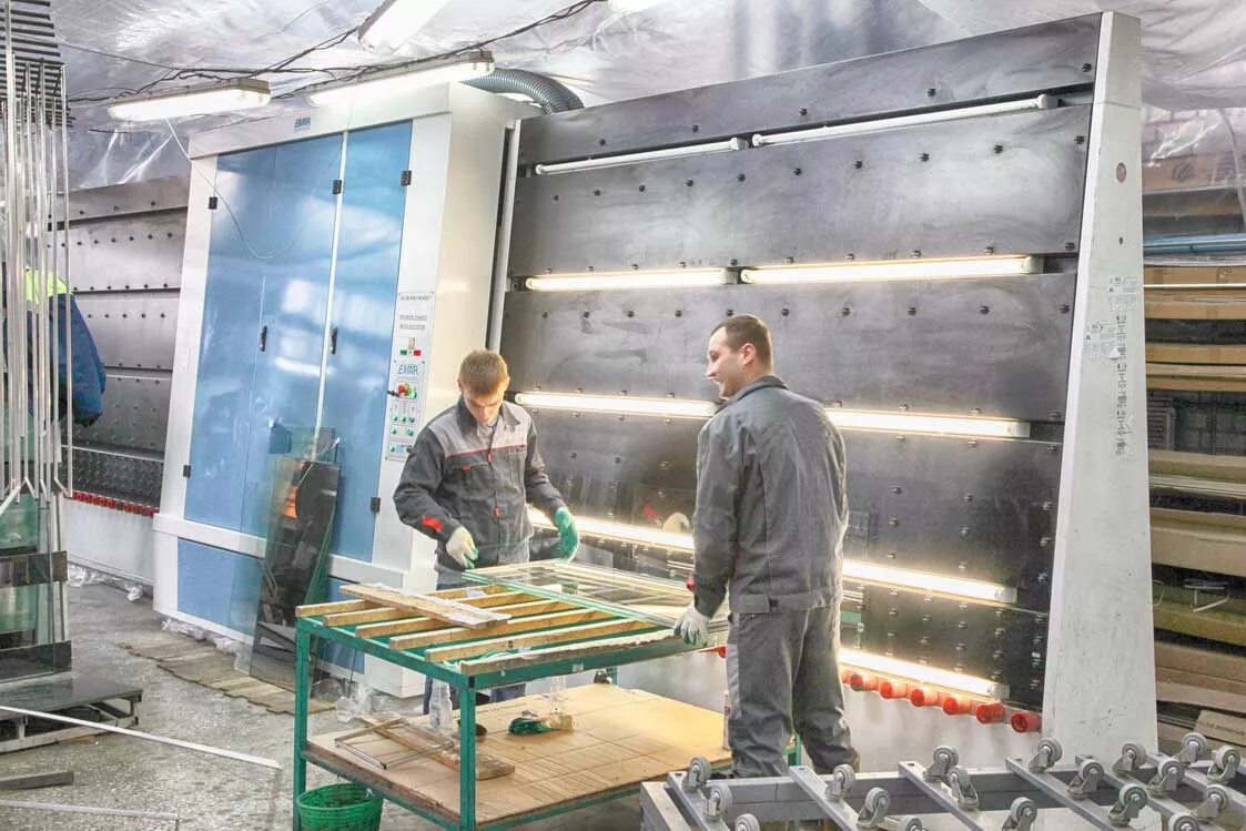 изготовление полиэтиленовых упаковок. линия розлива в пэт тару. пластмассы в производстве книг. оборудования по производству пэт тары. а-3000-3 автомат для производства пэт тары.