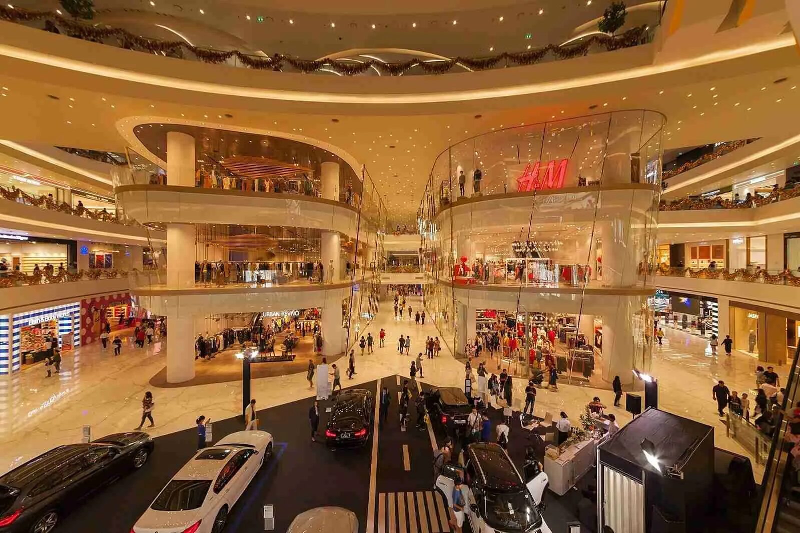 Большие тц в центре. ТЦ Дубай Молл. Площадь ТЦ Дубай Молл. Самый большой торговый центр в мире Dubai Mall. Айкон Сиам ТЦ.