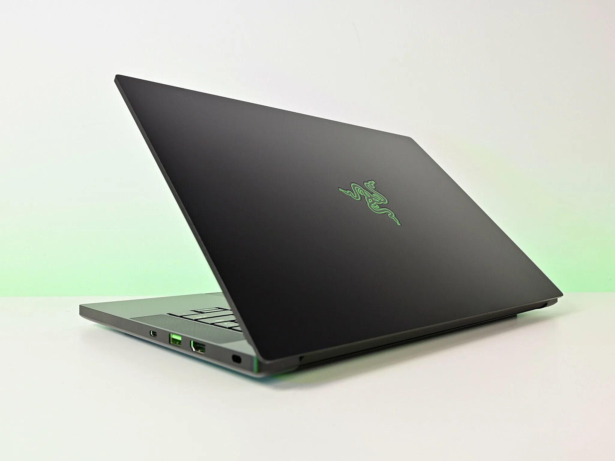 Игровой ноутбук razer blade. Razer blade 2022. Игровой ноутбук недорогой с подсветкой. Razer blade 14. Razer blade 14.