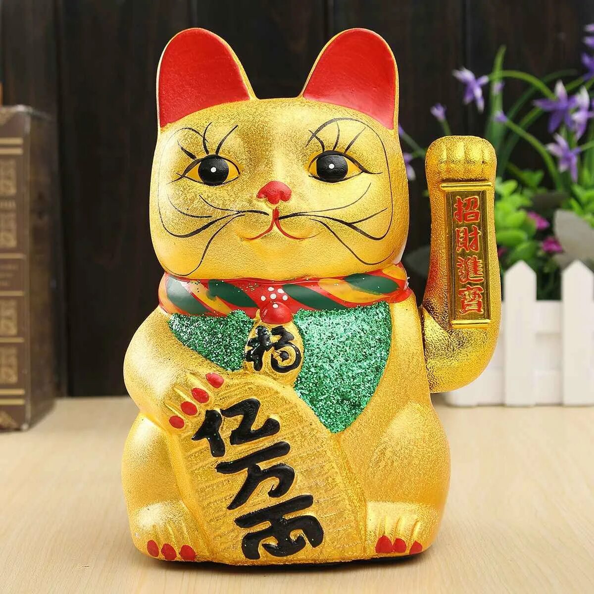 Кот приносящий удачу. Кошка японская манэки. манэки нэко китайская. кот удачи манеки-неко. манеки неко машет лапкой.