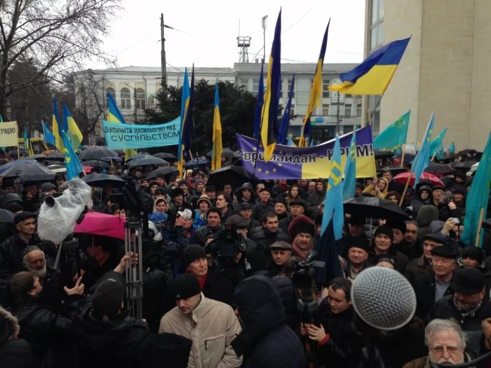 Украинские выпускники в вышиванках. Какой флаг у украины сейчас. Симферополь укр. Украинская школа в крыму 2020. Симферополь украина.