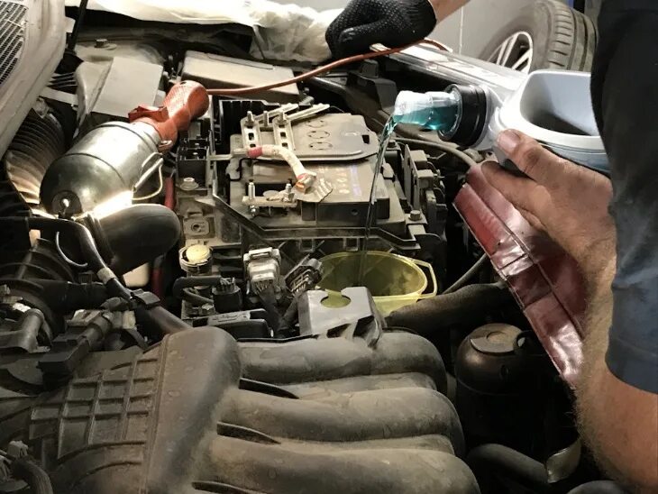 Рено меган 2 масло в двигатель. 4 16v. Уровень масла на рено гранд сценик 2 дизель 1. 6. Меган 3 двигатель в масле.