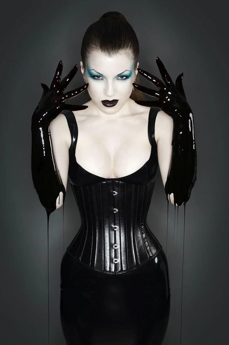 Латекс губы. Marilyn yusuf red latex. Мэрилин юсуф в латексе. Певица кэти перри латекс. Готический латекс.