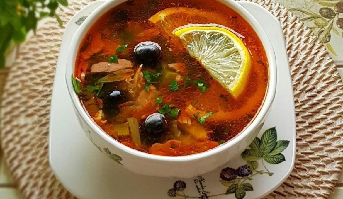 Солянка сборная. Солянка с копчеными ребрышками. Солянка мясная от шефа. Солянка мясная от ивлева. Борщ в ресторане.