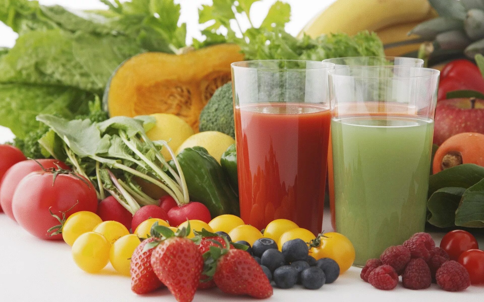 Свежевыжатые соки для организма. Правильное питание овощи и фрукты. Здоровое питание. Фрукты овощи соки. Фруктовые и овощные соки.