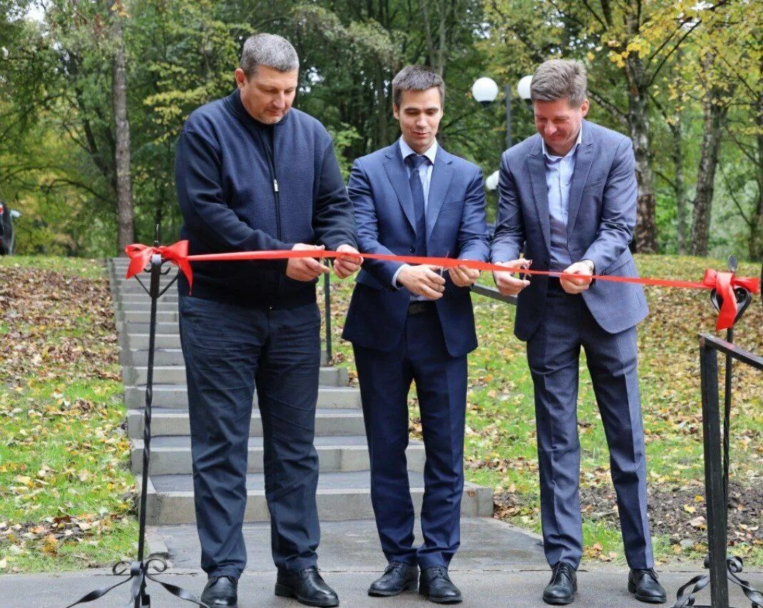 Открытие мемориальной доски. В пушкинском открыли памятную доску герою советского союза. Мемориальная доска павлу басневу. День пограничника в г серпухов. Открытие мемориала в тверской области.