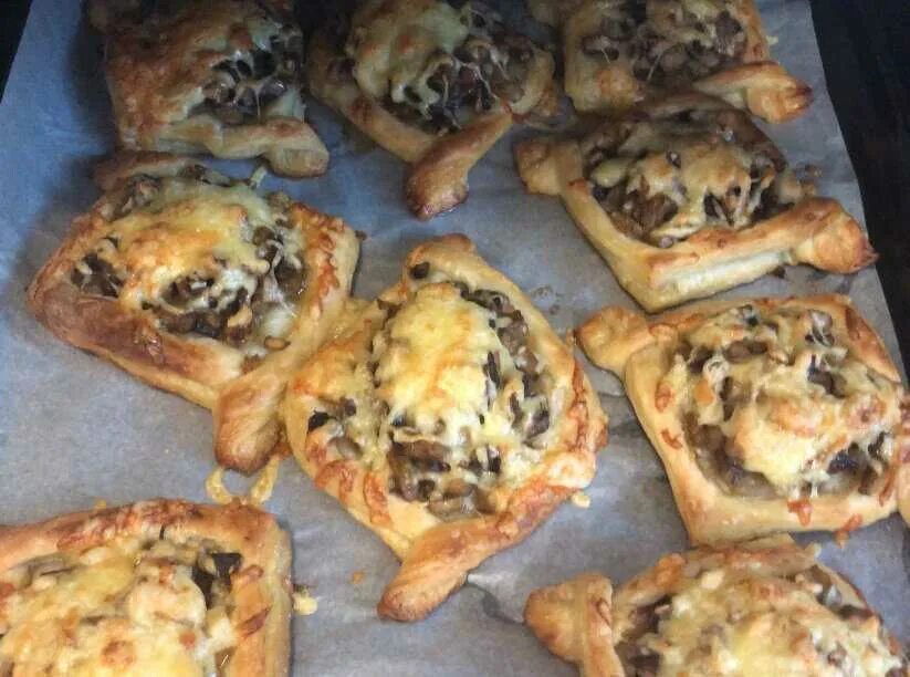 Грибы со слоеным тестом. Штрудель. Грибы со слоеным тестом. Киш с грибами и сыром. Слоеные лодочки с сыром.