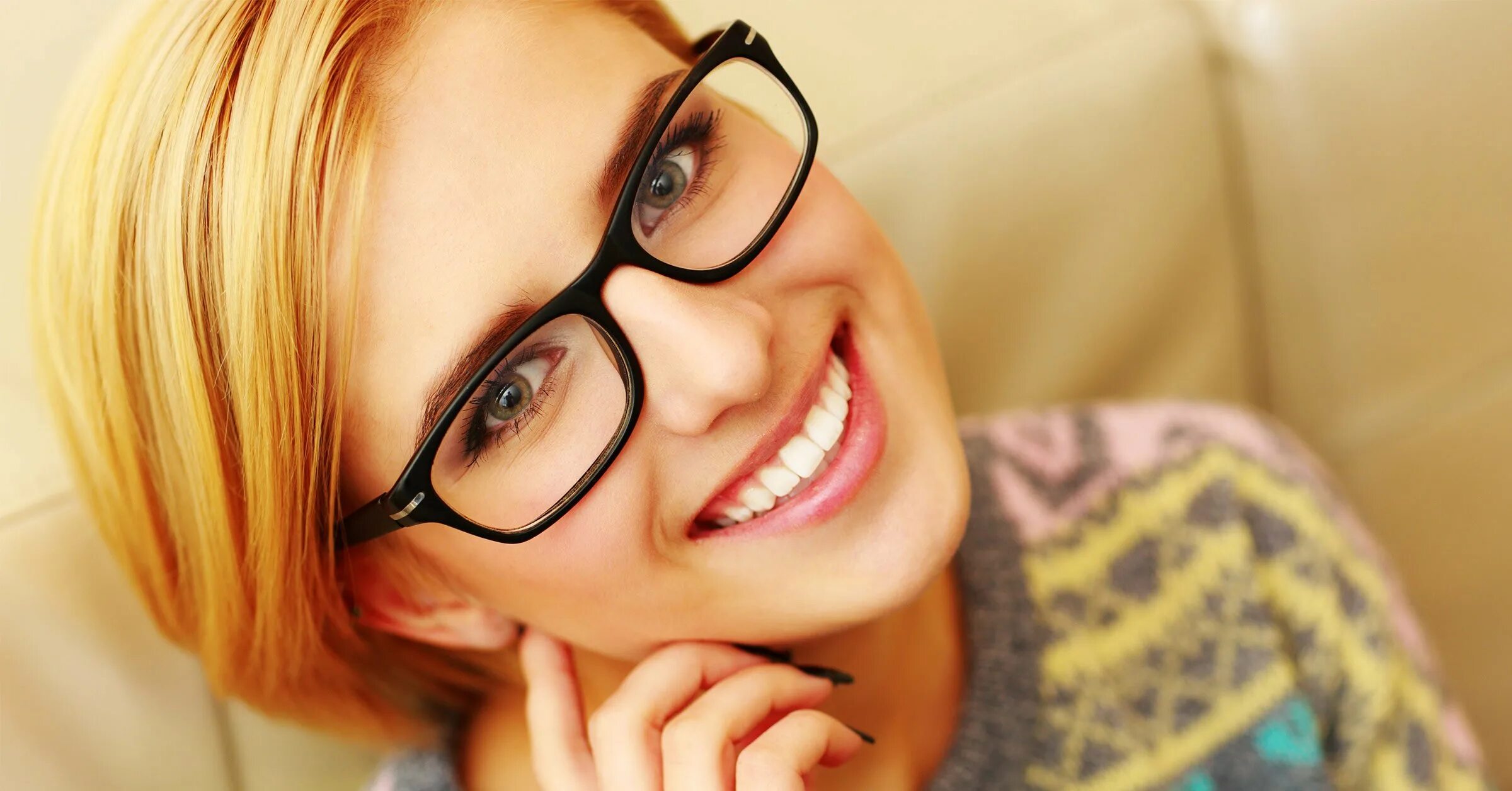 Девушки в очках для зрения. Девушка в очках. Девушки в очках для зрения. Женщины в очках для зрения. Девушка протягивает очки.