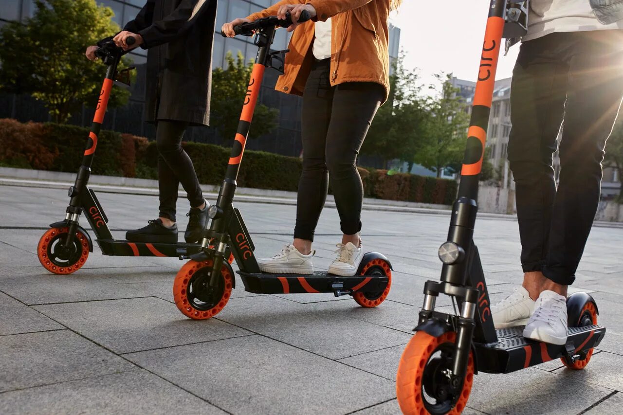 Eleven самокаты. Электросамокат Eleven. Электросамокат Шеринг. Самокат Electric Scooter esu020-3.