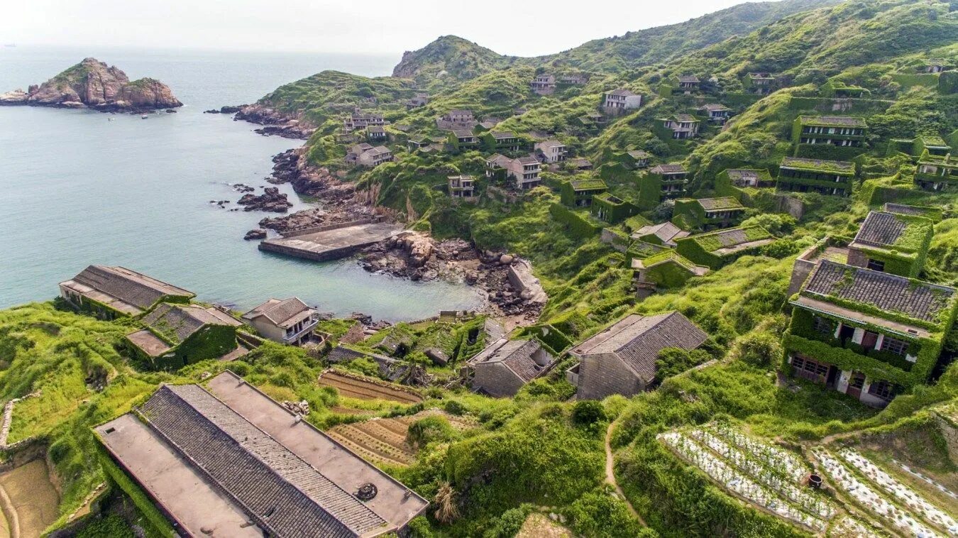 Abandoned village reclamation. Рыбацкая деревня Хоутоувань. Заброшенная Рыбацкая деревня Хутуван. Деревня Хутуван Китай. Архипелаг Шенгси Китай заброшенная Рыбацкая деревня.