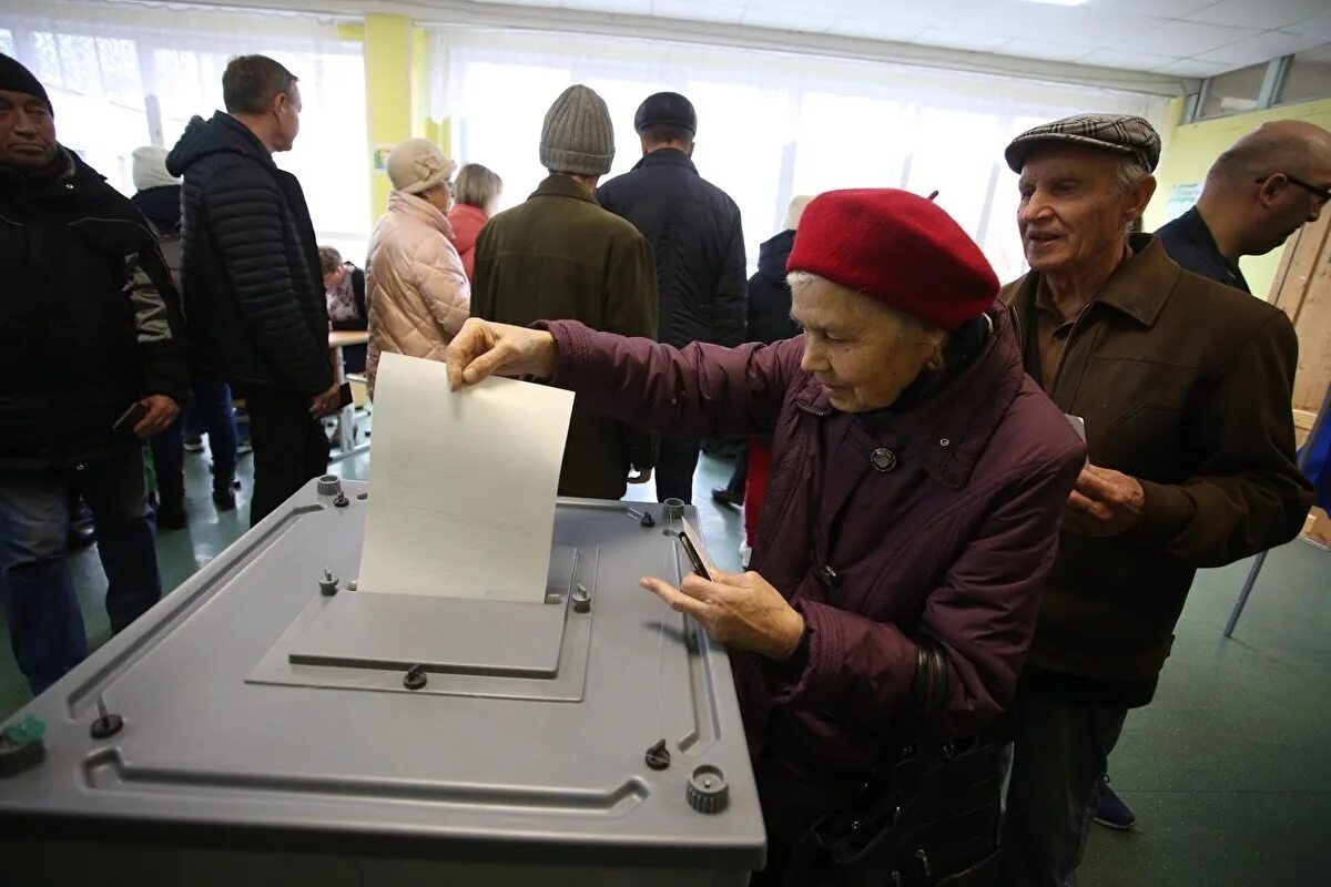 Пенсионерам к выборам президента. Досрочное голосование на выборах. Пенсионер выборы. Досрочные выборы Путина. Избирательная комиссия Свердловской области фото.