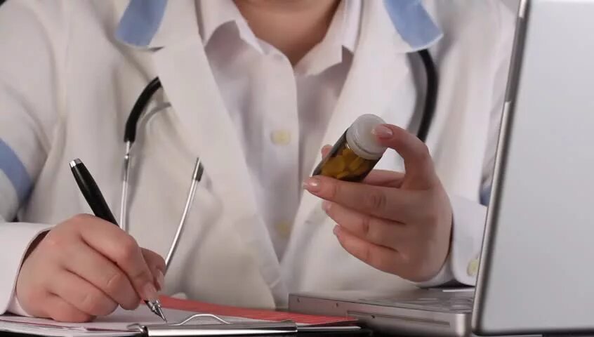 врач выписывающий лекарства. доктор выписывает лекарства. врач назначает лекарство. врач выписывающий лекарства. врач выписывает таблетки.