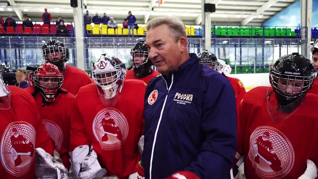 Сколько стоит обучение в школе третьяка. Школа третьяка. Владислав третьяк шлем. Вратарская школа владислава третьяка. Познахарев илья.