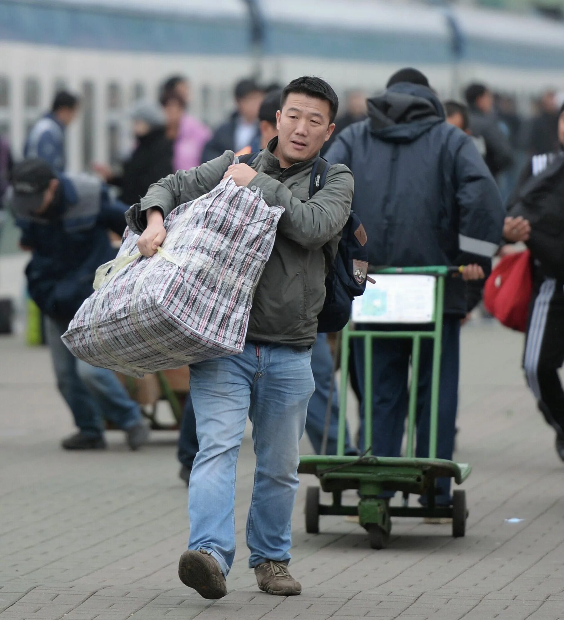 Эмиграция русских из казахстана. Узбеки в россии. Беженцы в европе насилие. Нелегал япония. Миграция из россии.