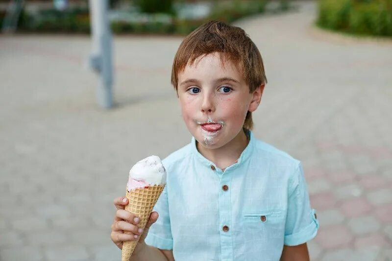 Очень большое мороженое. Угостить мороженым. Мальчик угощает мороженым. Угостить мороженым. Парень угощает мороженым.