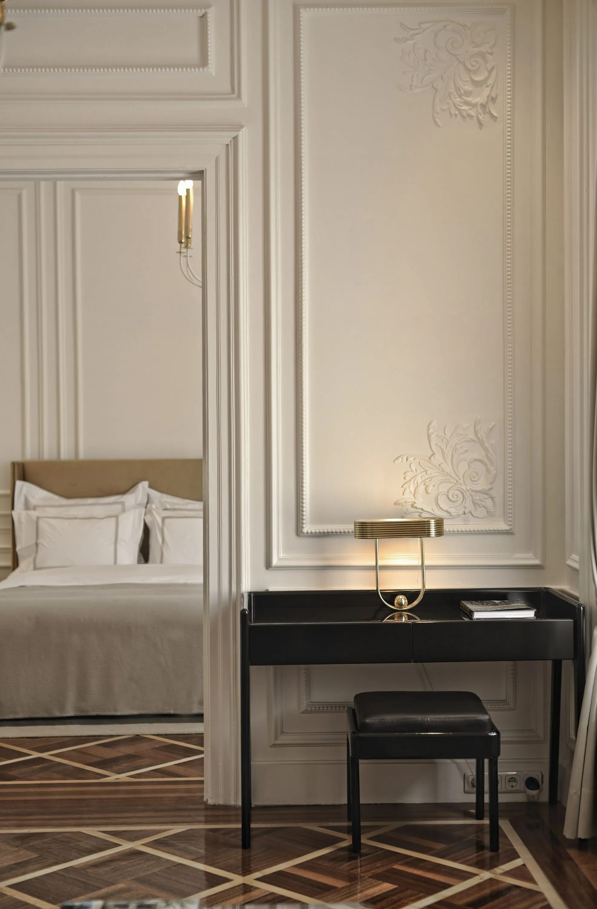 Лепнина decor dizayn. Молдинги для отделки. Большие молдинги. Буазери неоклассика. Деревянные стеновые панели wainscoting.