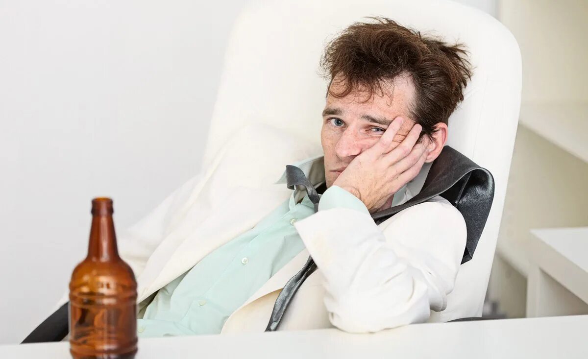 девушка с бодуна. сон перегар. похмелье. женщина с похмелья. сон перегар.