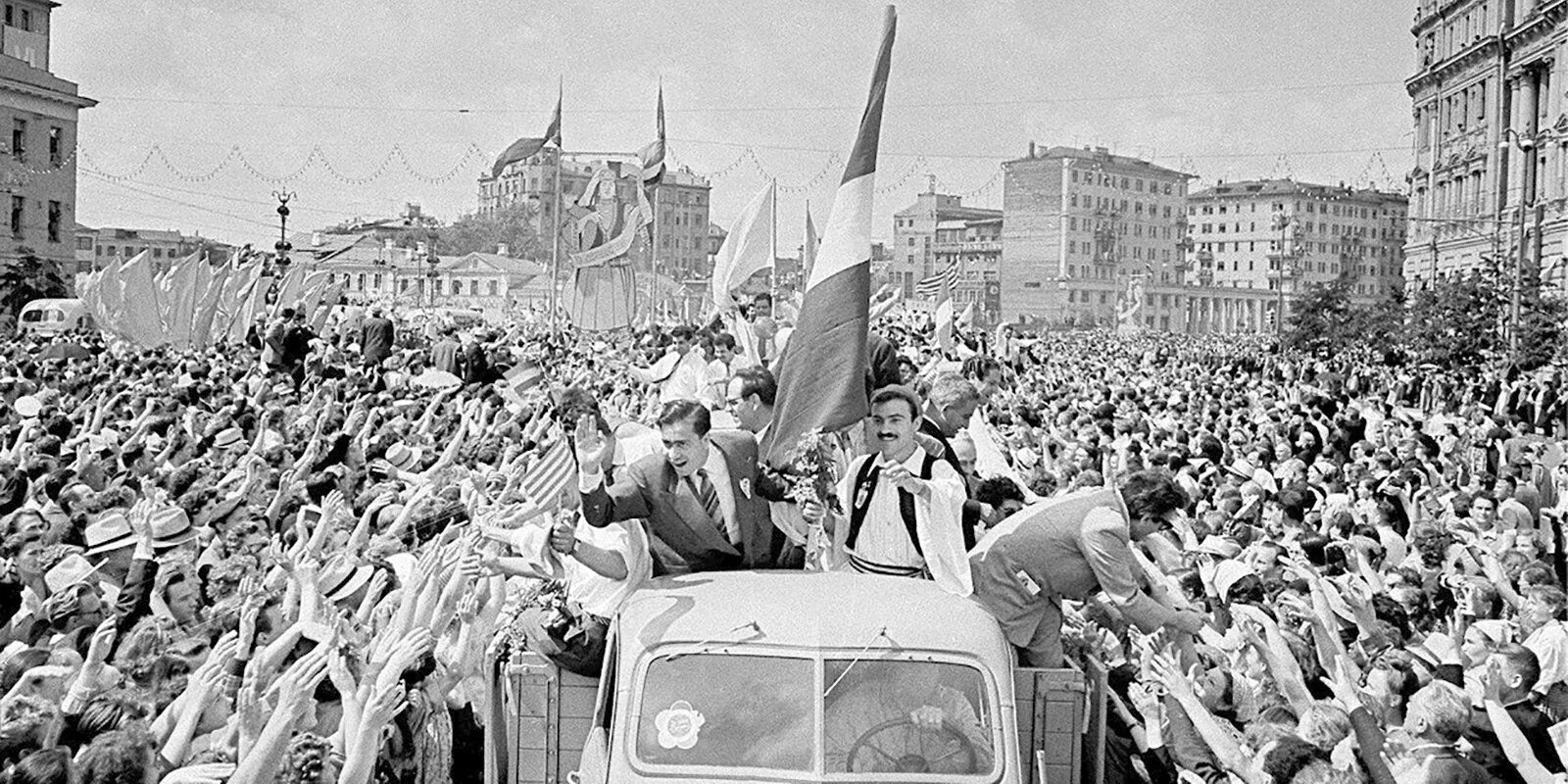 Год всемирного фестиваля молодежи в москве. Всемирный фестиваль молодежи 1957 в Москве. Vi Всемирный фестиваль молодёжи и студентов в Москве 1957 года. 1957 Год фестиваль молодежи и студентов в Москве. Vi ВФМС 1957 года в Москве.