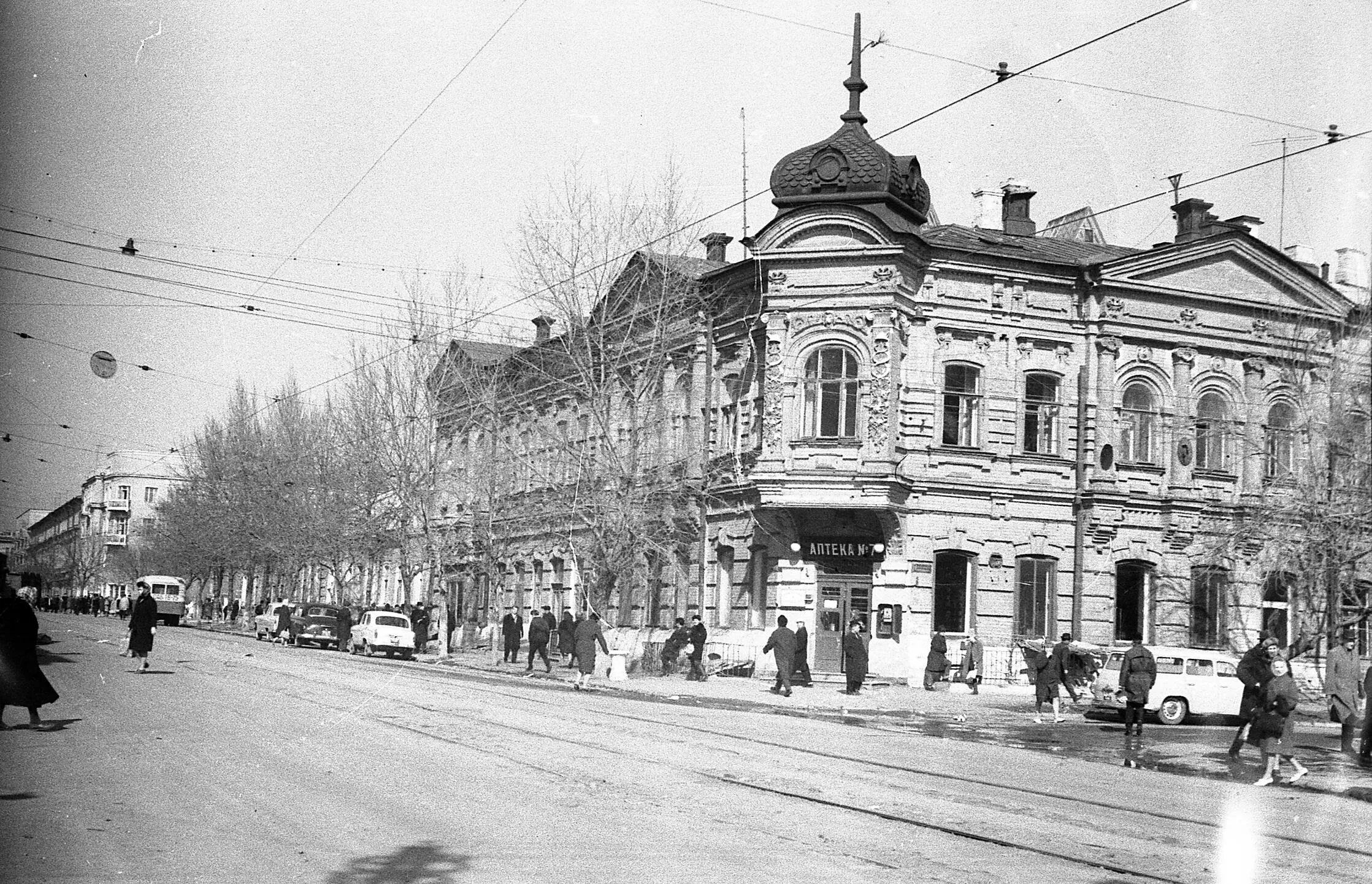 Г саратов ул чапаева. Аптека Фридолина Саратов старый Саратов. Здание аптеки Фридолина — Саратов, улица Сакко и Ванцетти, 64. Улица Чапаева Саратов. Старые аптеки Саратова.