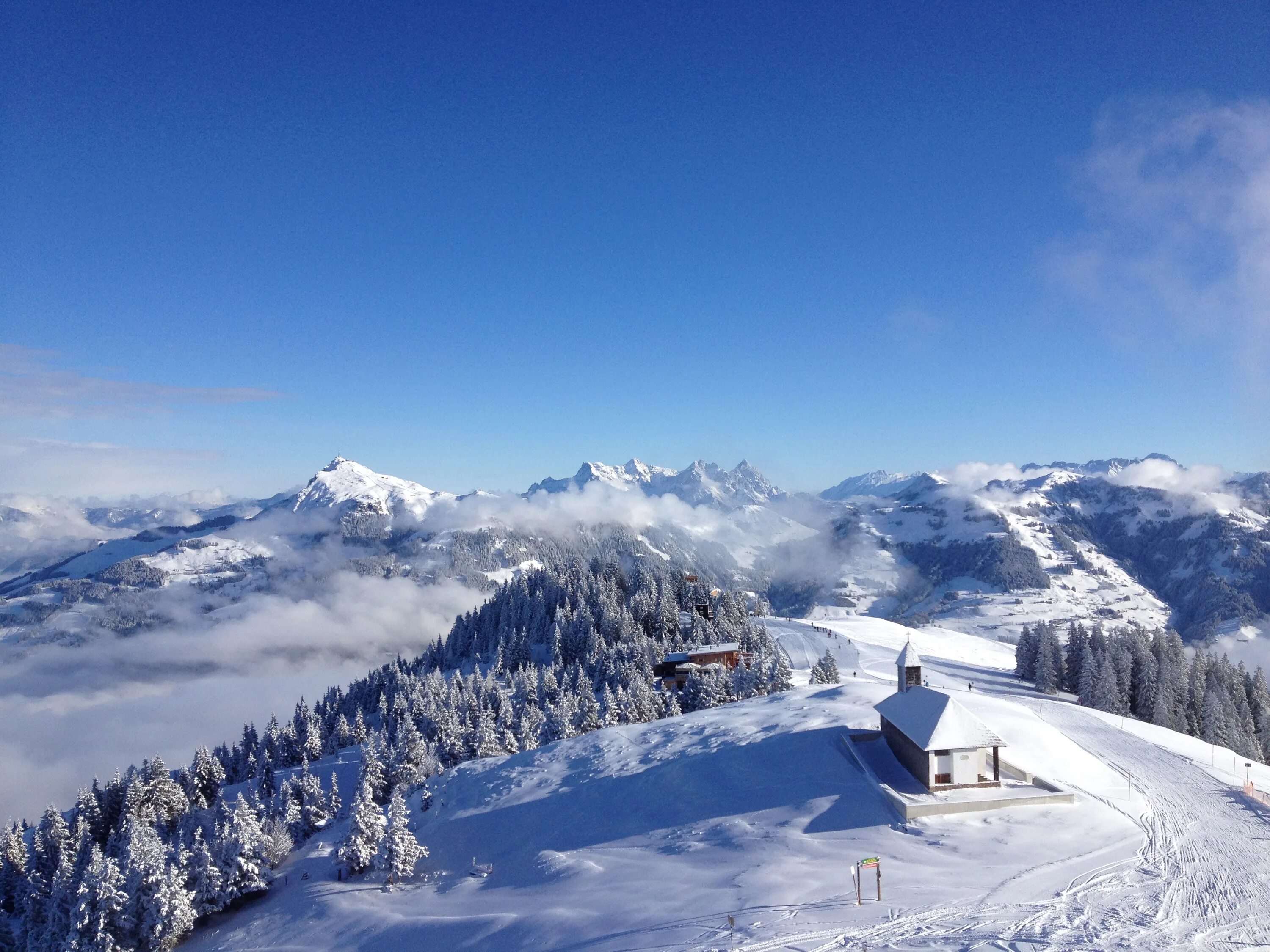 Первый горнолыжный курорт. Альпы горнолыжка. Австрия Альпы горнолыжные. Австрийские Альпы горнолыжные курорты. Альпы Австрия зима.