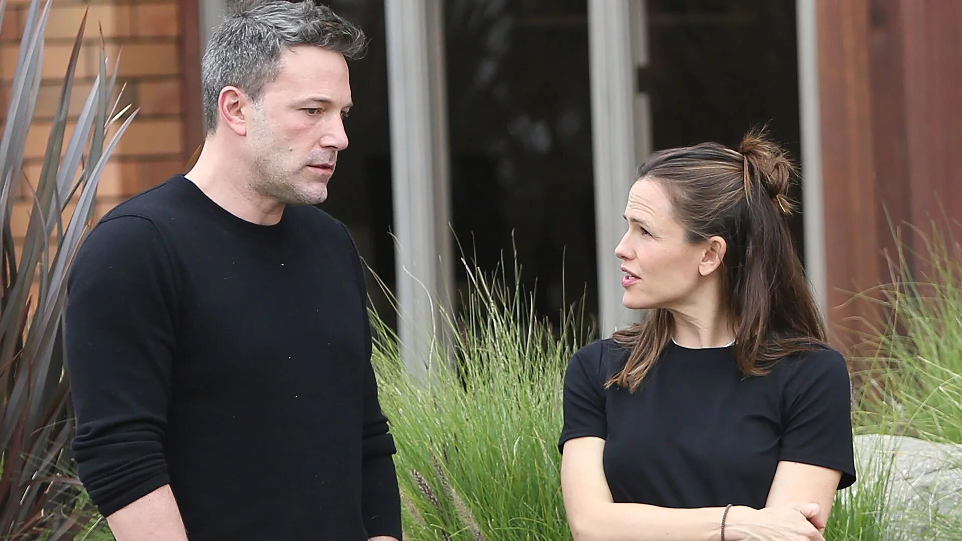 Бен и гарнер. Бен и гарнер. Бен аффлек и гарнер. Бен и гарнер. Бен и гарнер.