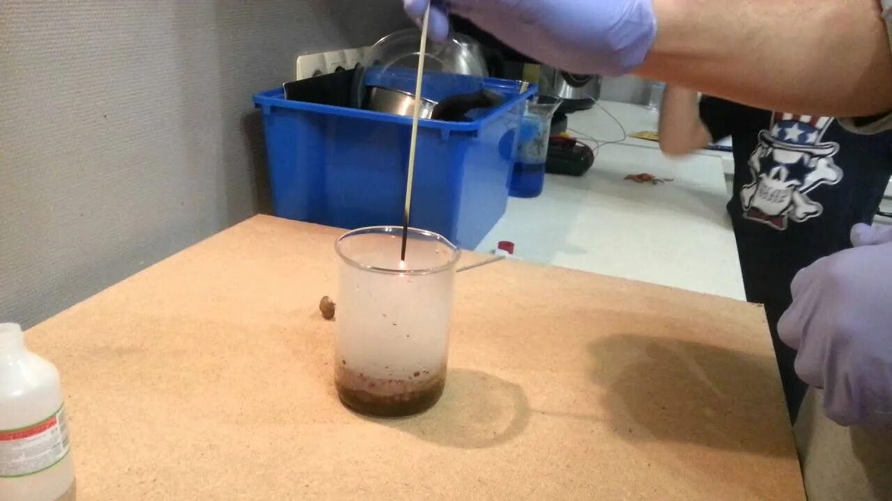 Лучина в кислороде. Тлеющая лучинка в кислороде. Обнаружение кислорода тлеющей лучинкой. Кислород и тлеющая лучинка реакция. Реакция горения лучинки.