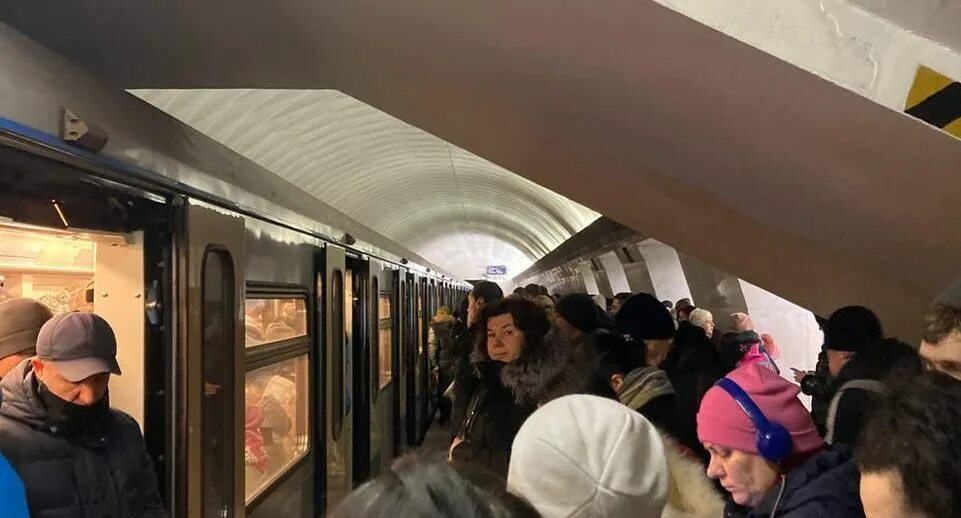 Что случилось сегодня на красной ветке метро. Станция проспект ветеранов. Аварии в метро санкт петербург. Поезда на таганско-краснопресненской линии. Рельсы метро.