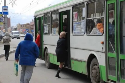 На остановке несколько пассажиров
