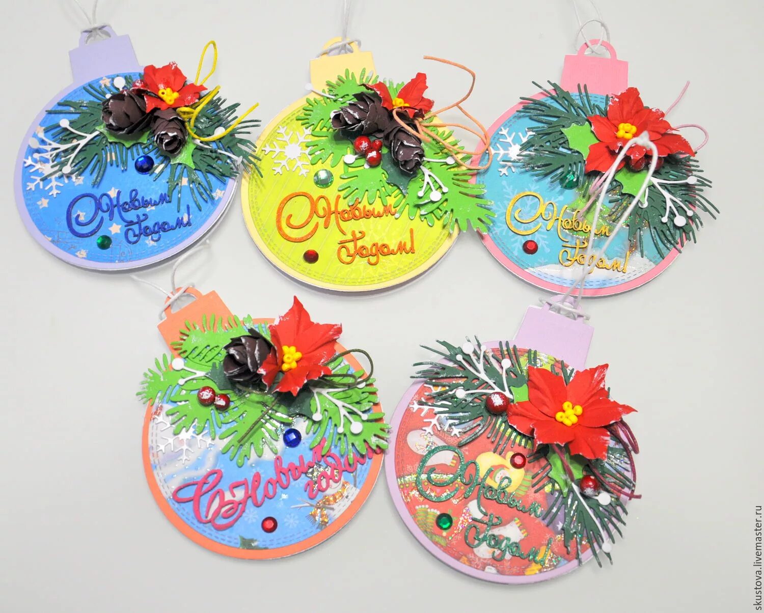 Новогодний квиллинг. Елка с игрушками. Самодельные игрушки на елку. Елочные игрушки скрапбукинг. Новогодние украшения скрапбукинг.
