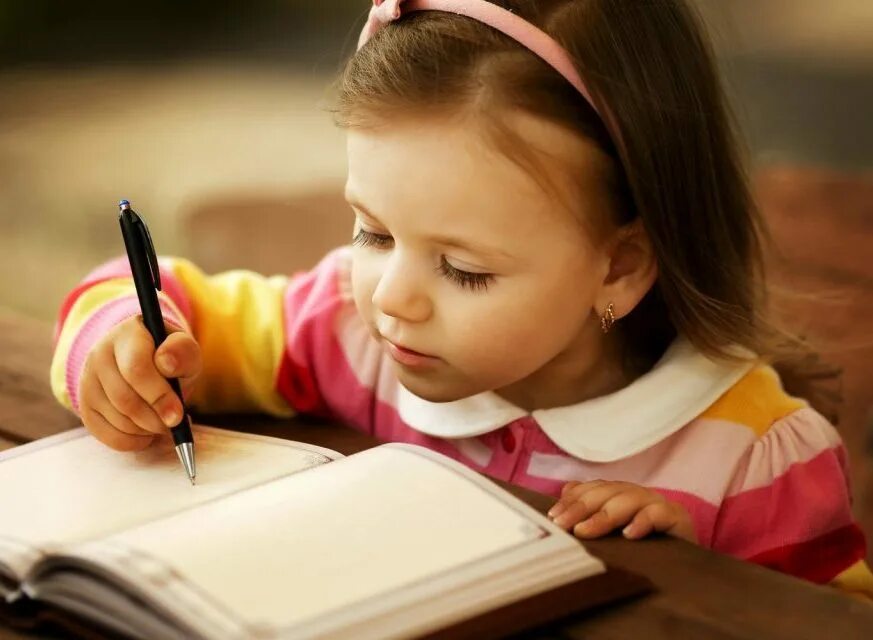 Написать фото девочки. Хельга Хилтунен. Ребенок пишет. Дети сочиняют. Девочка учится.