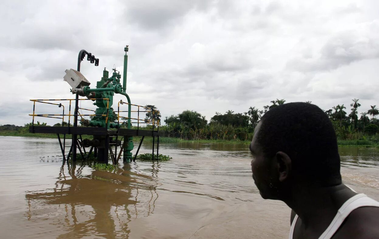 Добыча нефти в дельте реки нигер. Дельта реки нигер, Нигерия — разливы нефти.. Нефтяные месторождения Нигерии. Дельта реки нигер нефть. Экономическое развитие нигера