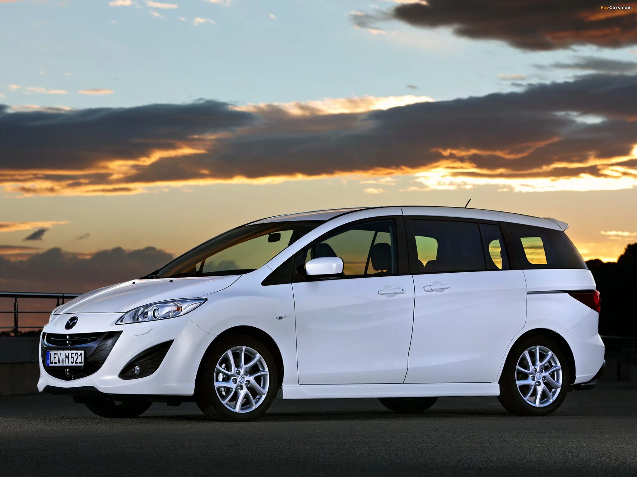 Мазда 5 минивэн купить. Mazda5 компактвэн. Mazda 5. Mazda 5 Minivan. Mazda mazda5.